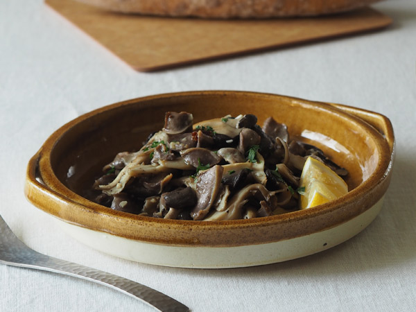 砂肝とたっぷりきのこのガーリックソテー