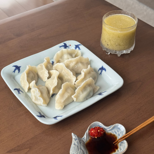 シンプルな料理でも華やかに見えるお皿