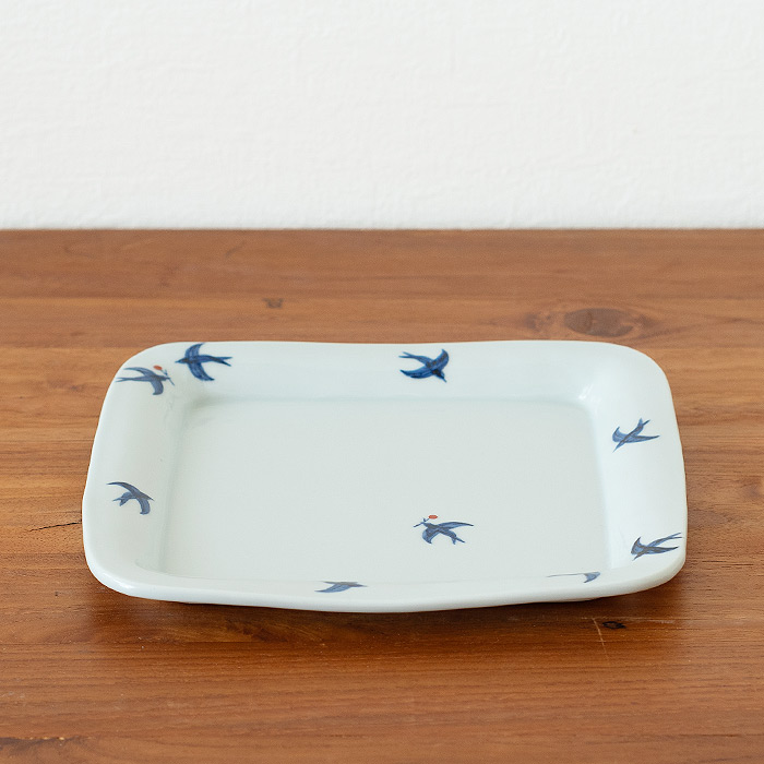 日下華子 色絵 つばめ 正方角丸プレート