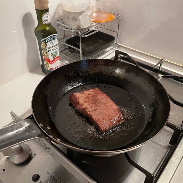 鉄鍋でステーキを焼きましょう